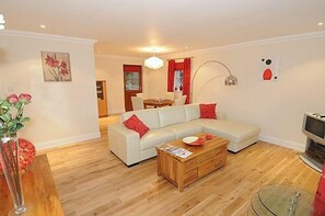 Småhus – standard, 1 soverom | Oppholdsrom | Flatskjerm-TV og DVD-spiller