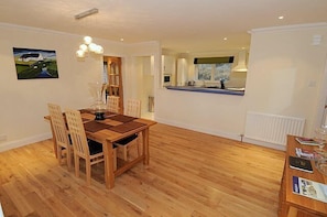 In-room dining - BCC Lochness Cottages (Inverness)