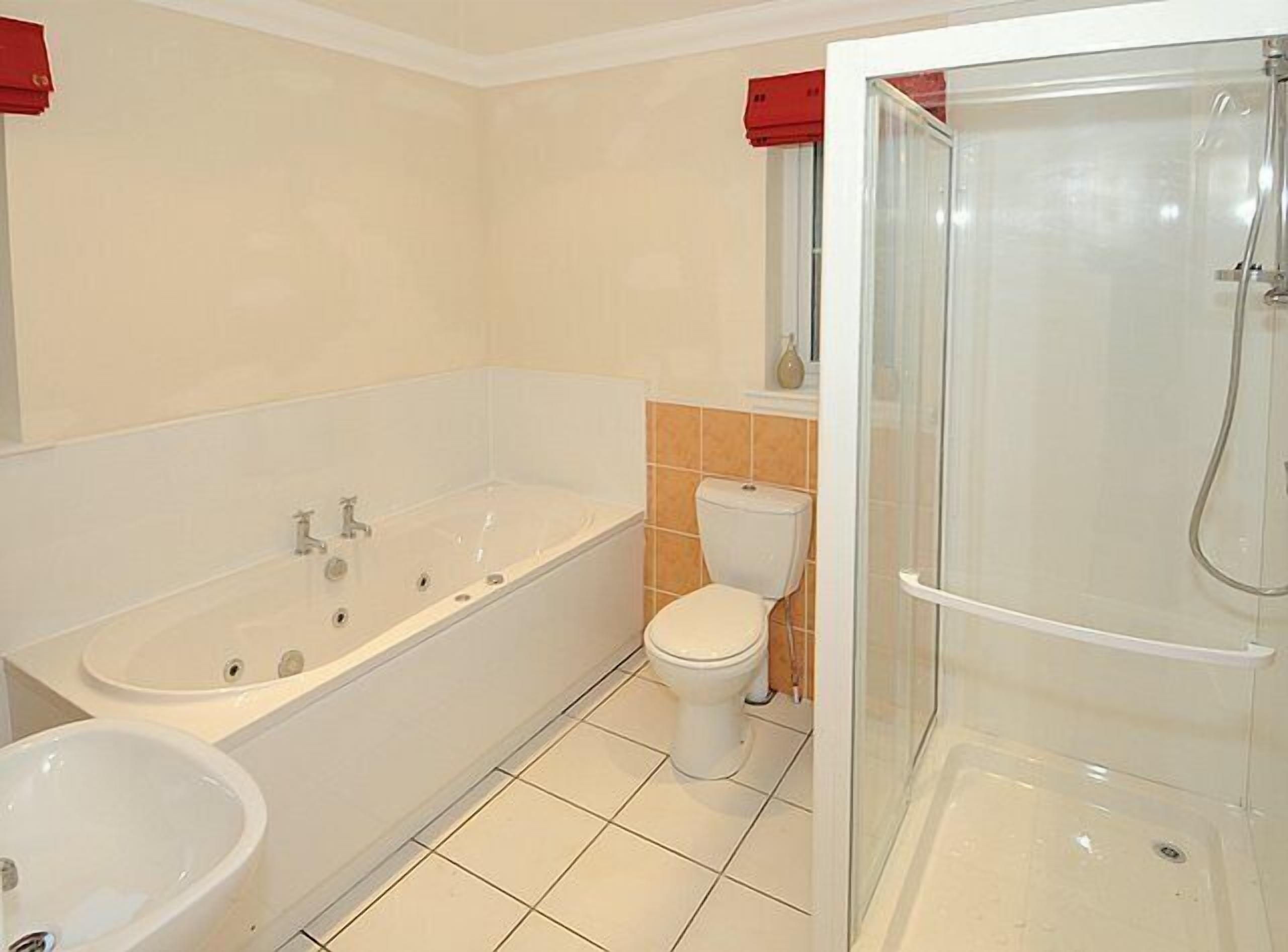 Ein Badezimmer mit Badewanne, Toilette und Waschbecken.