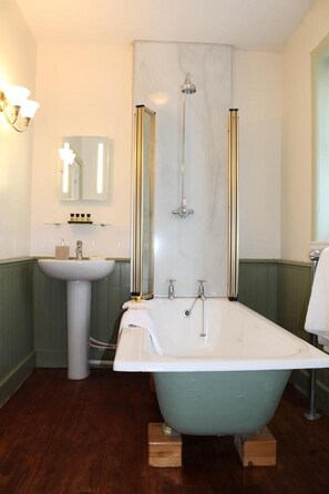 Shower, hair dryer, towels - Tirindrish House (Spean Bridge)