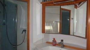 Shower - Restless Native Catamaran Key West (Key West)