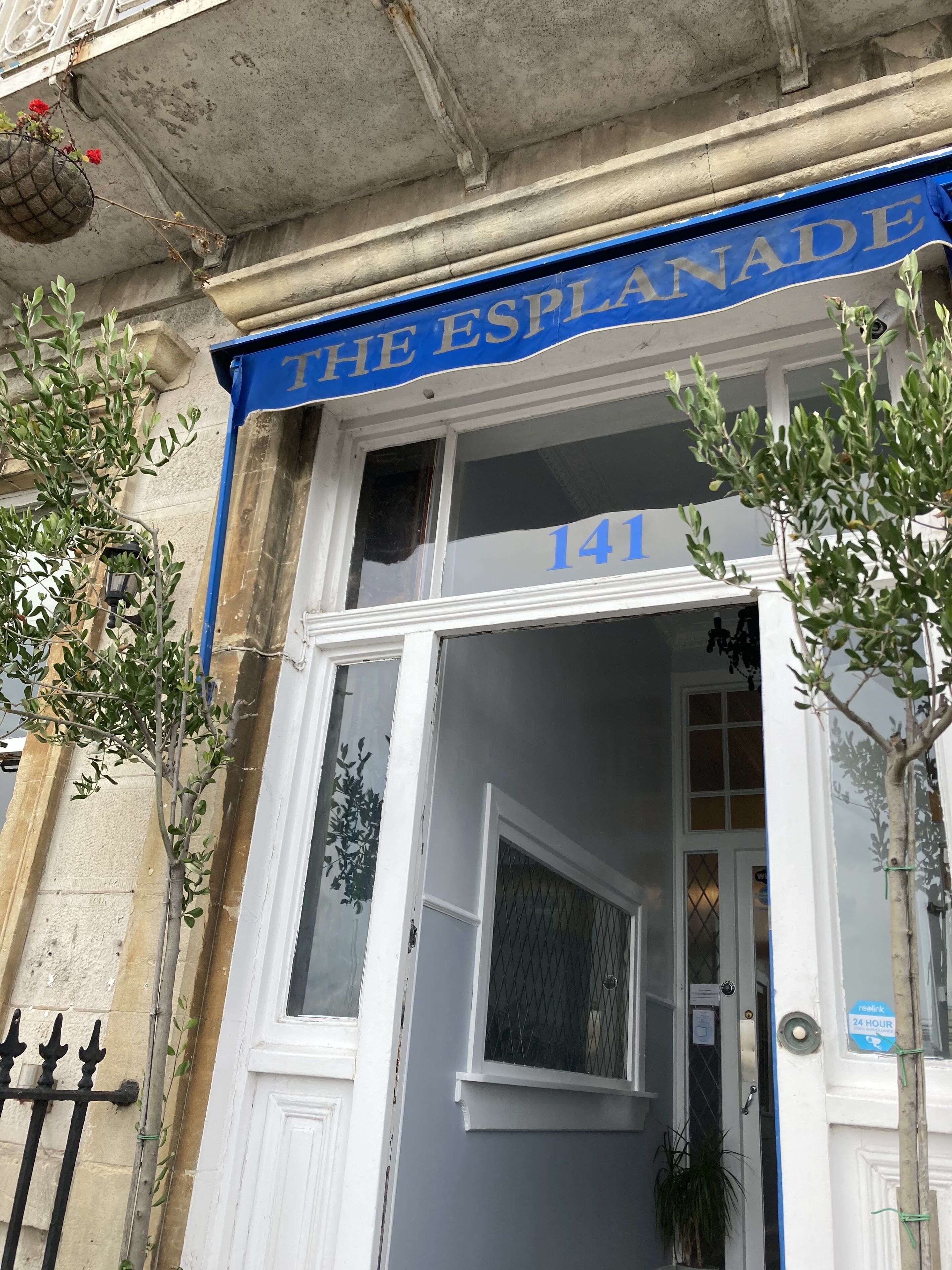 Vista frontal de la propiedad