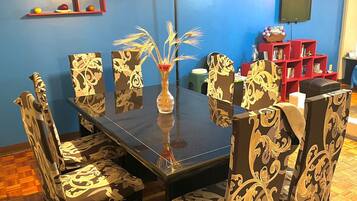 Televisión de pantalla plana de 32 pulgadas con canales por cable