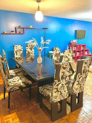 Televisión de pantalla plana de 32 pulgadas con canales por cable