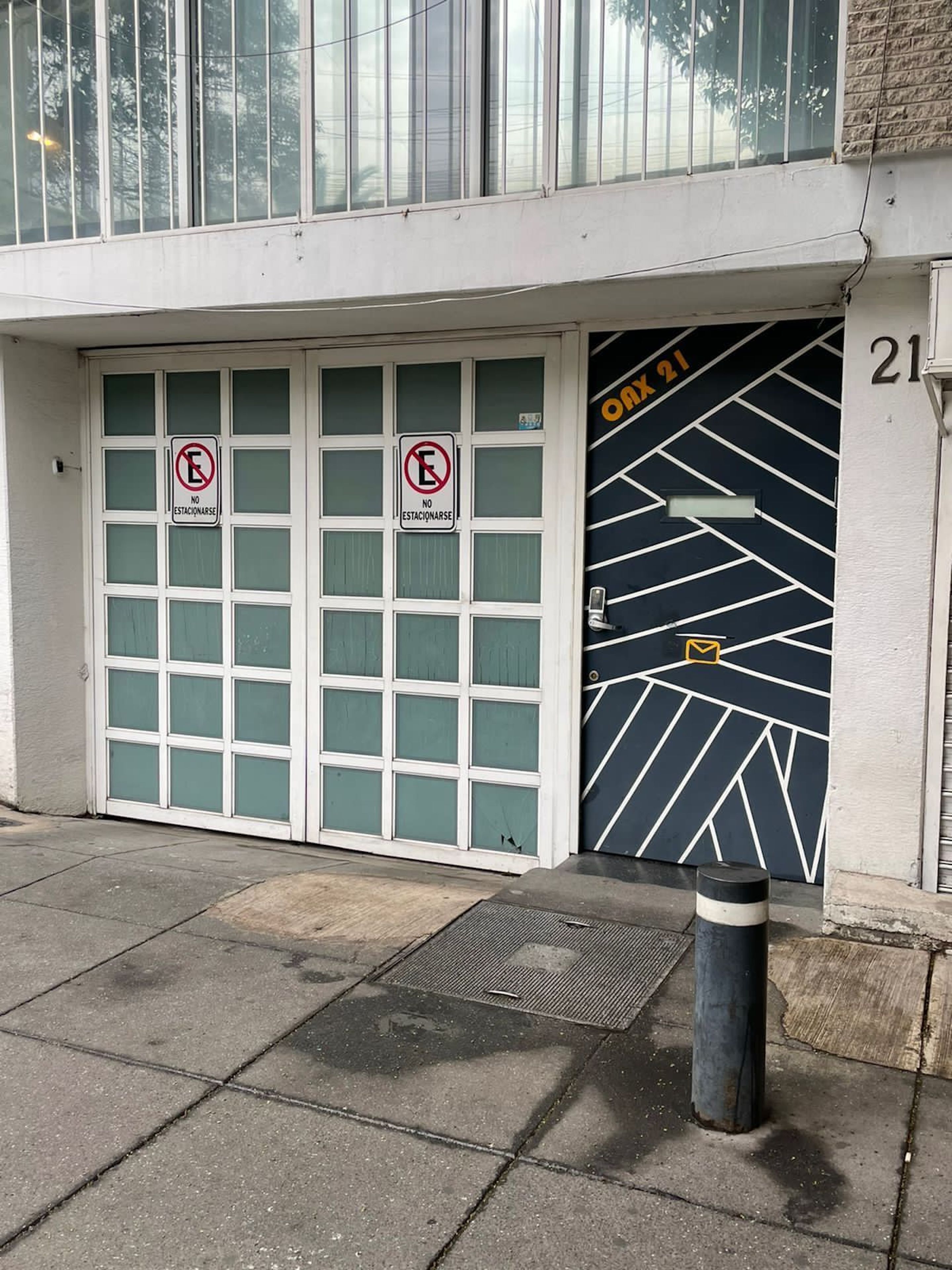 Vista frontal de la propiedad