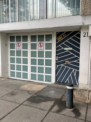 Vista frontal de la propiedad