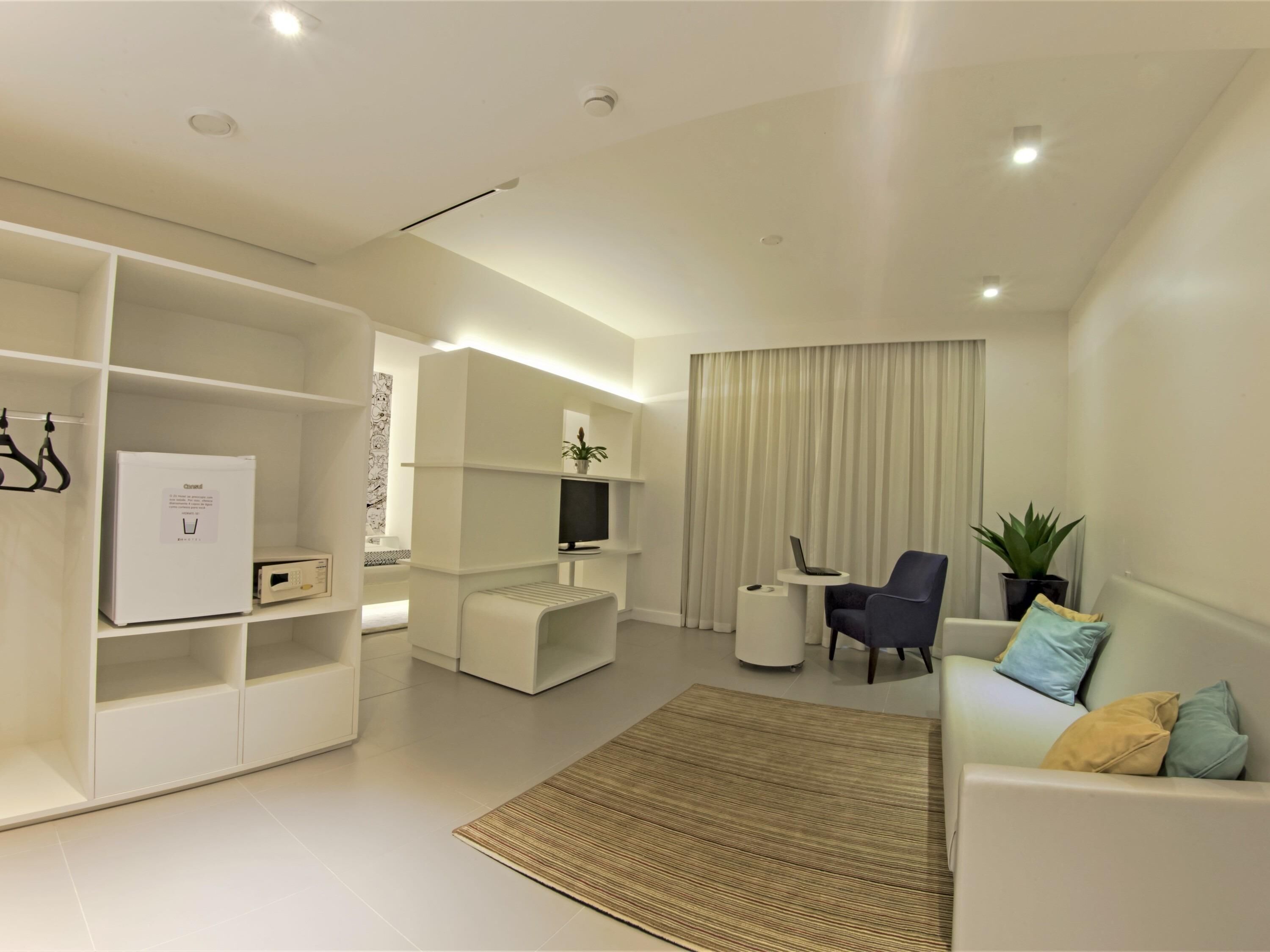 高档床上用品、迷你吧、客房内保险箱、办公桌