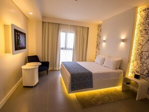 Apartamento estándar, 1 cama doble | Ropa de cama de alta calidad, minibar, caja fuerte y escritorio