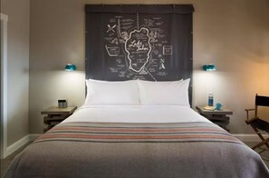 Standaard kamer, 1 kingsize bed | Een bureau, een strijkplank/strijkijzer, gratis wifi, beddengoed