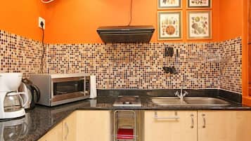 Full-size fridge, microwave, coffee/tea maker, electric kettle