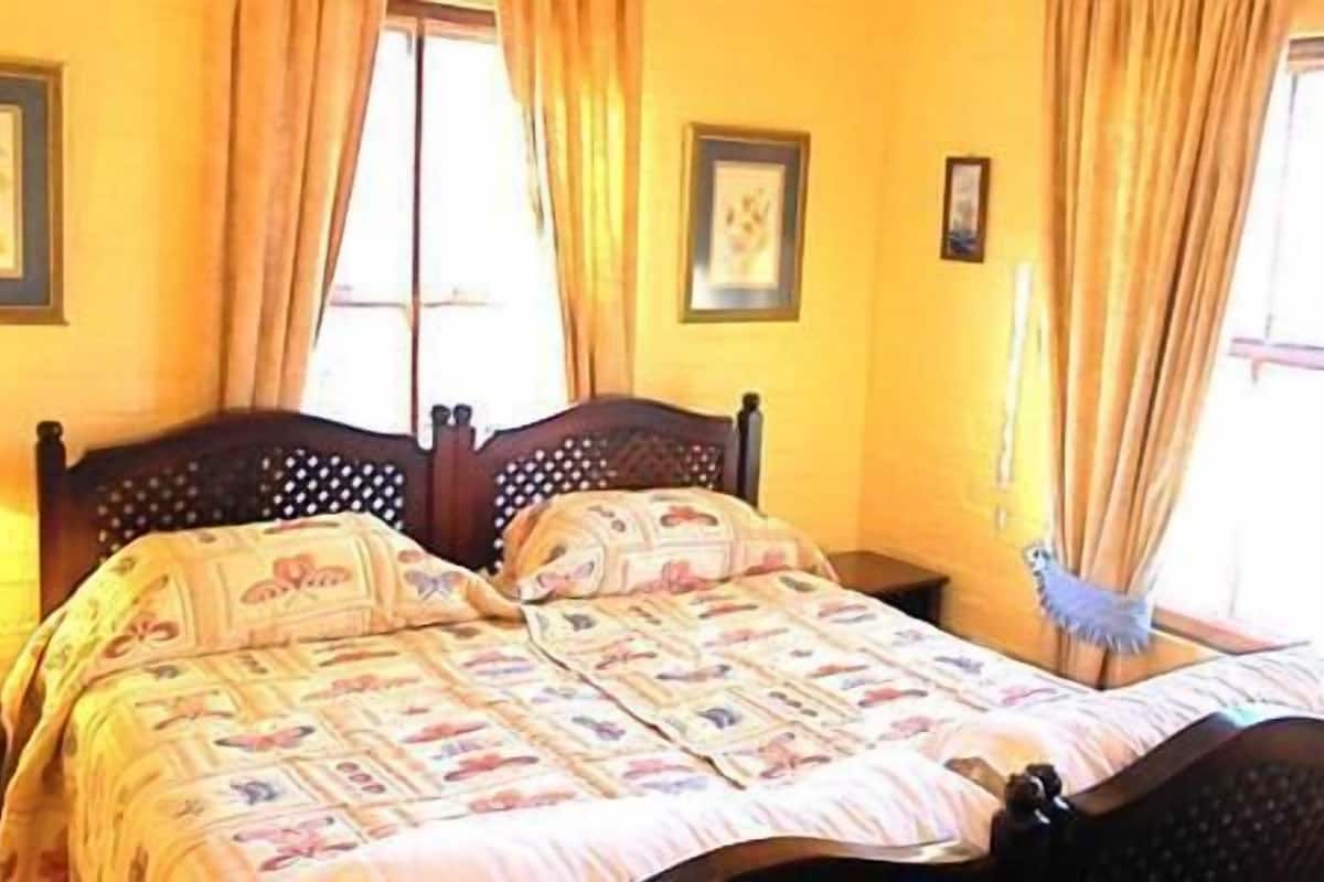 Cribs (free), rollaway beds (free), WiFi (free)