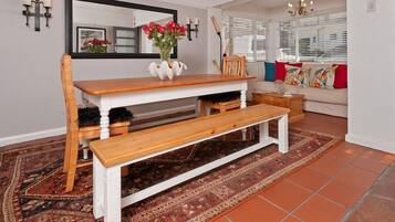 Daily buffet breakfast (ZAR 4000 per person)