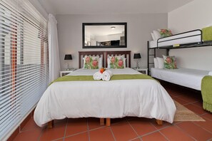 In-room safe, free WiFi - TwentyFour 17 Inn (Hermanus)