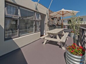 Outdoor dining - TwentyFour 17 Inn (Hermanus)