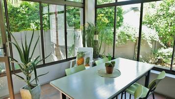 Ruokailu omassa huoneessa