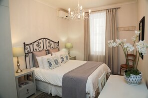 Tabla de planchar con plancha, wifi gratis y ropa de cama 