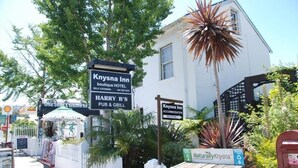 Hotel Knyssa Inn, met een bordje voor Harry B's Pub & Grill in de buurt.