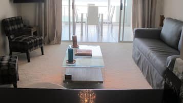 Apartemen (Ocean Edge ) | Ruang keluarga | TV dan pemutar DVD