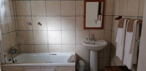Standard Twin Room, 1 Queen Bed | Bathroom