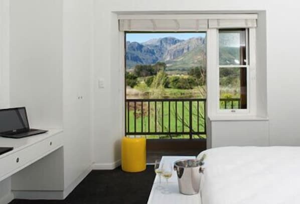 Premium bedding, in-room safe, desk, soundproofing - Boschenmeer House (Paarl)