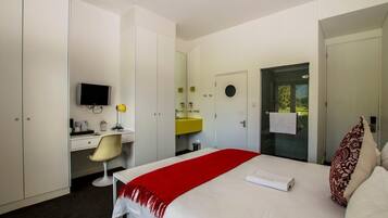 Premium bedding, in-room safe, desk, soundproofing