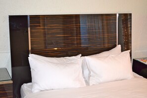 A bed with white linens and a headboard with a reflective surface. - Mogwase Bed and Breakfast (Moses Kotane)