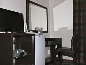 Quad Room with Shared Bathroom | Coffee and/or coffee maker