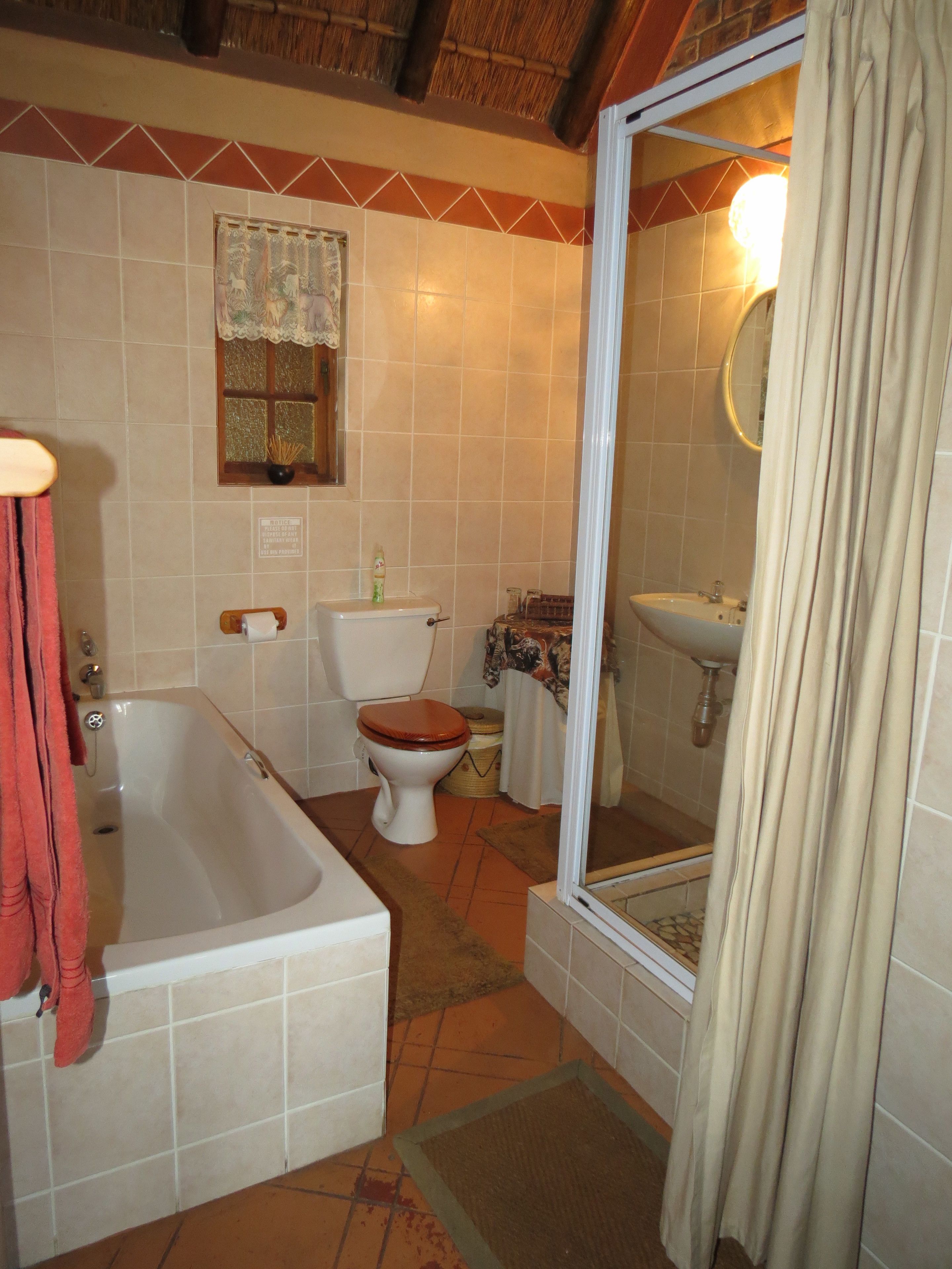 Wildlife Room | Bathroom | Towels, soap, shampoo, toilet paper
