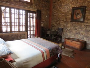 Decoración personalizada, tabla de planchar con plancha y wifi gratis 