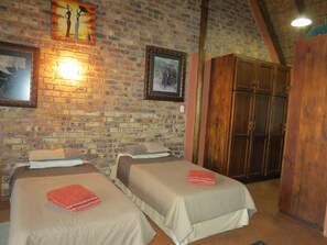 Decoración personalizada, tabla de planchar con plancha y wifi gratis 