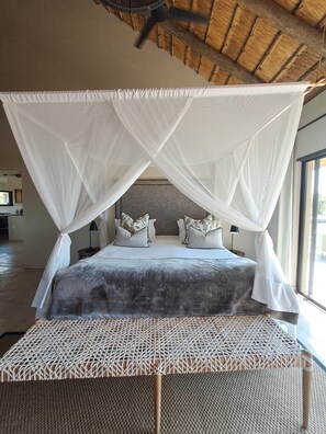 In-room safe, blackout curtains, WiFi, bed sheets - Xanatseni Private Camp (Klaserie Private Nature Reserve)