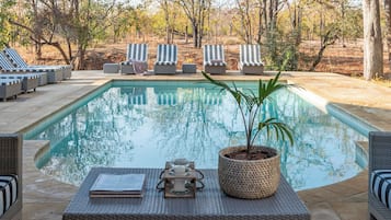 Piscine extérieure, chaises longues