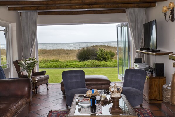 Plage, sable blanc, serviettes de plage, planche Ă voile