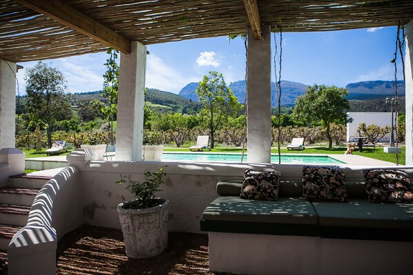 Outdoor pool, pool umbrellas, pool loungers - 1692 De Kleijne Bos Country House (Paarl)
