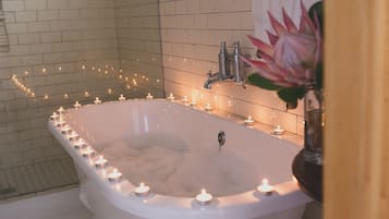 Luxury-Zimmer | Badezimmerausstattung | Kostenlose Toilettenartikel, Haartrockner