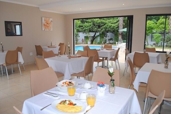 Sarapan ala kontinental setiap hari (ZAR 120 per orang)