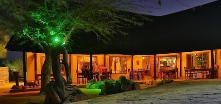 Breakfast, lunch, dinner served; pool views