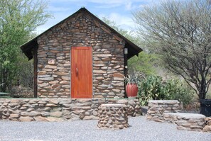 Guide Rooms | Iron/ironing board, free cribs/infant beds, bed sheets - Oppi-Koppi Restcamp (Kamanjab)