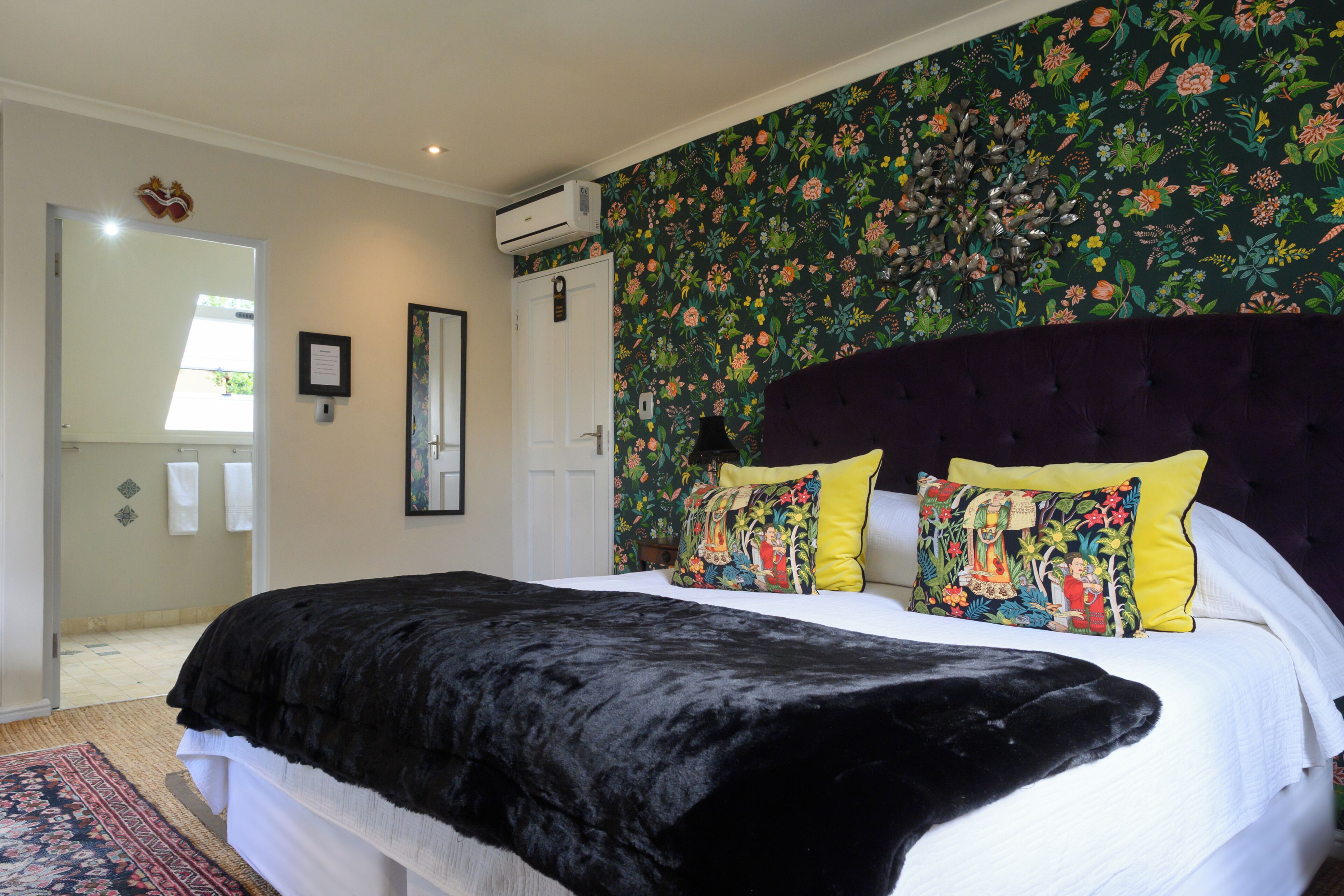 Phòng đôi hoặc 2 giường đơn phong cách cổ điển | Bộ đồ giường cao cấp, nệm có lớp đệm bông, minibar 