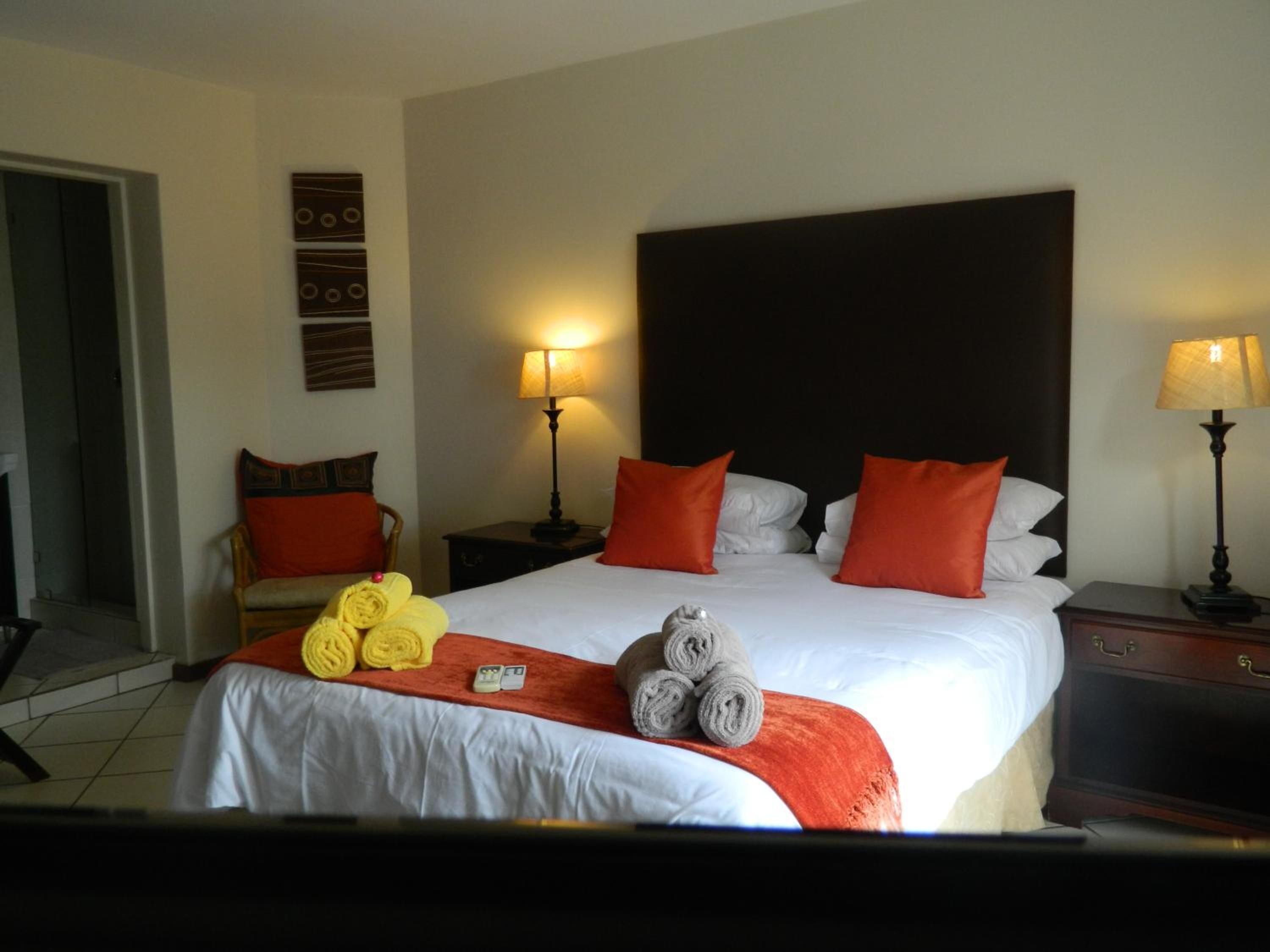 ميني بار وخزنة داخل الغرفة ومكتب وتجهيزات عازلة للصوت