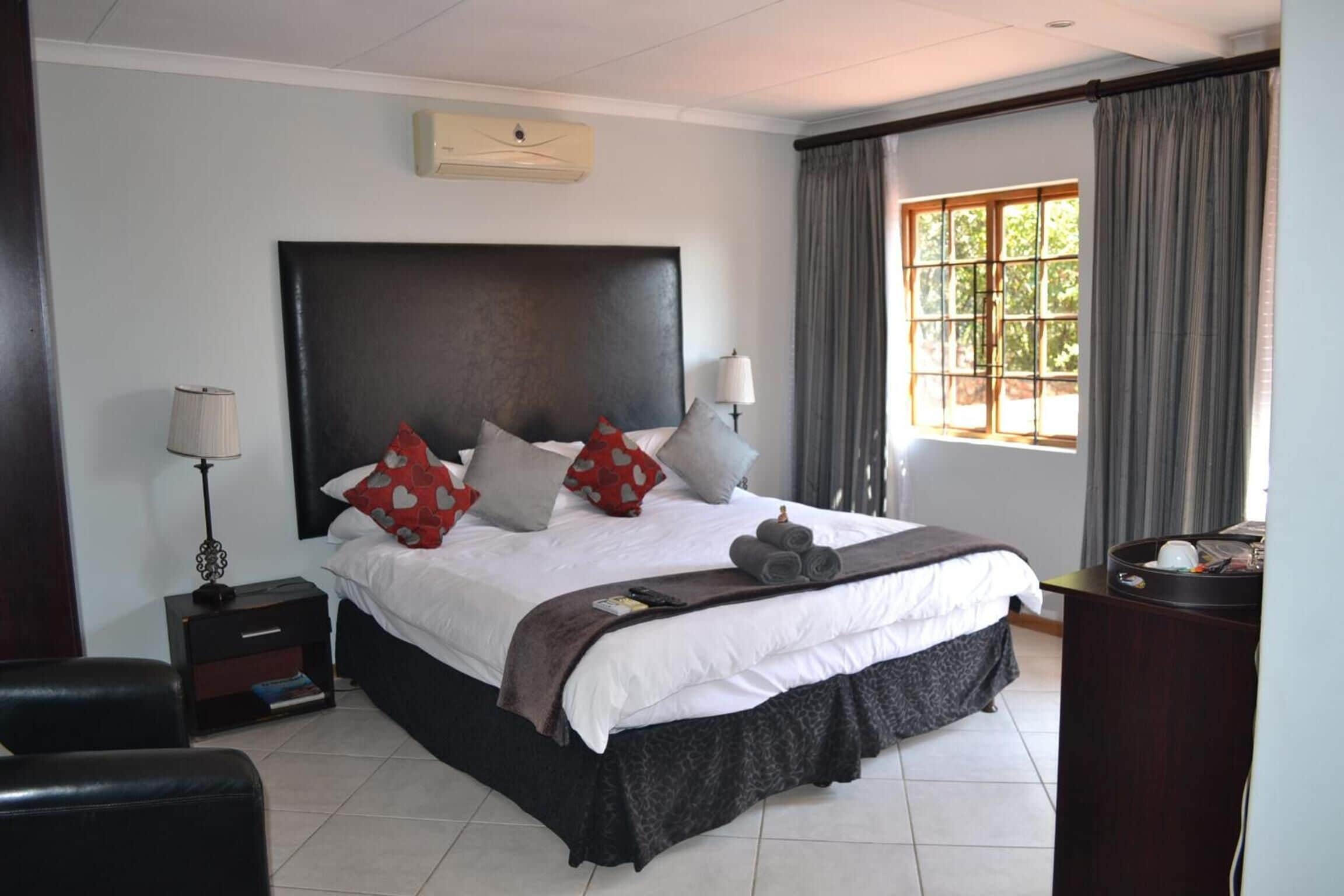 ميني بار وخزنة داخل الغرفة ومكتب وتجهيزات عازلة للصوت