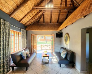 Chalet familiar, 2 habitaciones, en el área del jardín (Self-catering) | Sala de estar | Smart TV de 36 pulgadas con canales vía satélite 