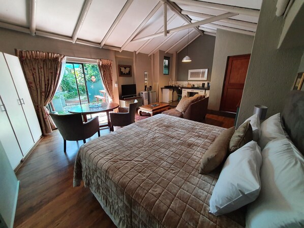 Egyptian cotton sheets, premium bedding, Select Comfort beds - Alabaster Box B&B (Langebaan)