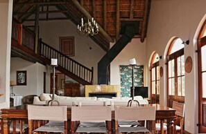 Zebra Lodge | Premium bedding, desk, free WiFi - Tides Lodge (Malagas)