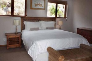 Ropa de cama de alta calidad, escritorio y wifi gratis 