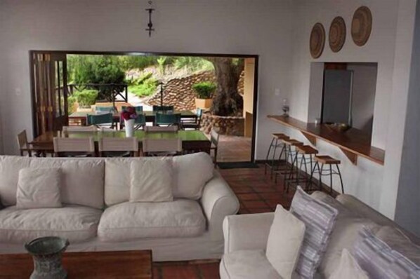 Zebra Lodge | Living room | TV - Tides Lodge (Malagas)