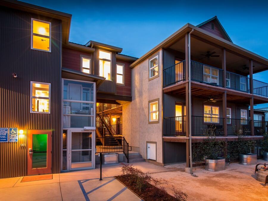 Majoituspaikan julkisivu illalla/yöllä