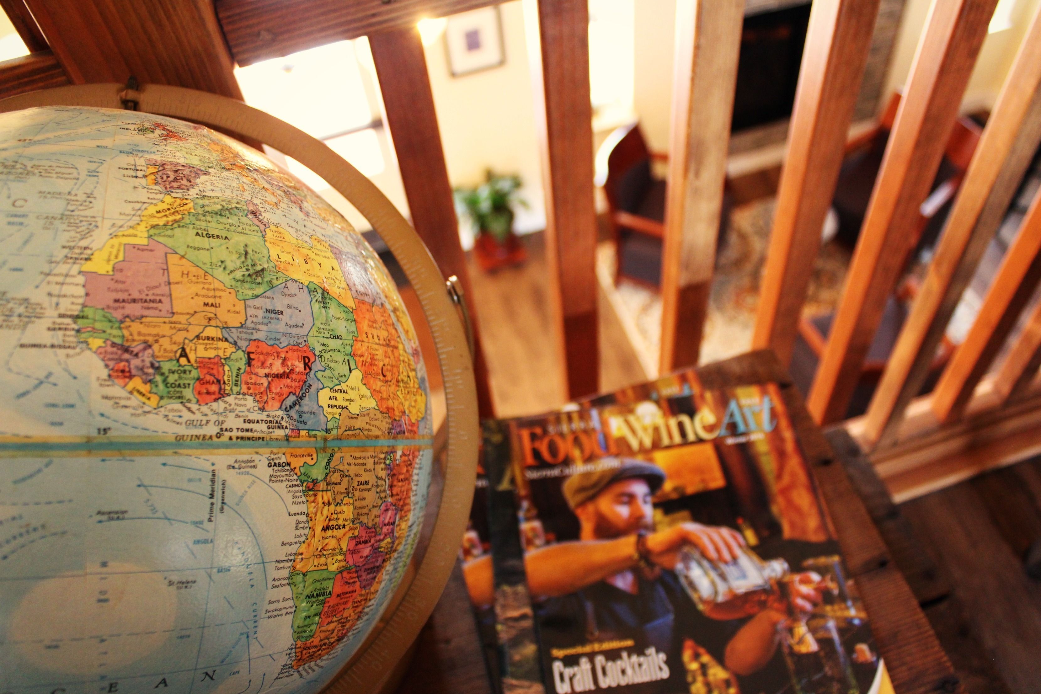 Un globo y una revista sobre una mesa de madera.
