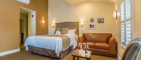 Deluxe kamer, 1 kingsize bed | Luxe beddengoed, een minibar, individueel gedecoreerd