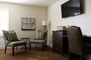 Standard Room, 2 Queen Beds, Accessible | Living area